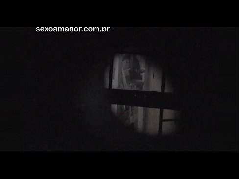 ❤️ Lourinho é secretamente filmado por um voyeur de bairro escondido atrás de tijolos ocos ❌ Sexo superior em nós ☑